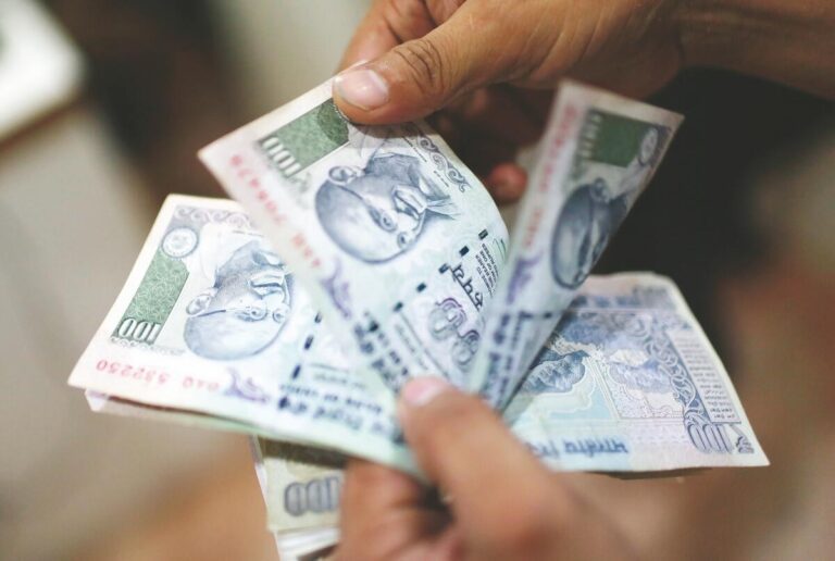 Indian Rupee Flat, Volatility Expectations Drop as RBI Maintains Grip