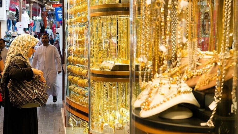 Gold Prices Decline in Dubai as Trading Week Begins
