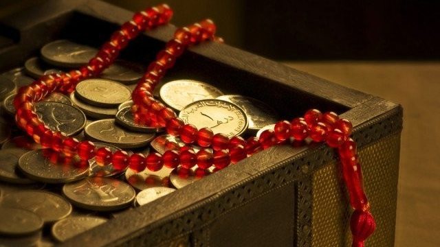 Foreign Currency Sukuk May Reach $80 Billion in 2025: S&P Stacked coins and Sukuk documents