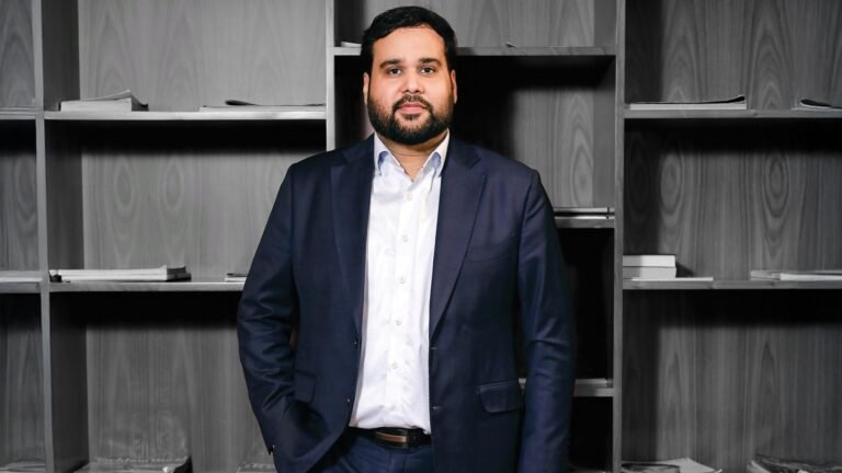 Pitch Deck – A Founder’s Guide to Winning Investor Presentations Pitch deck guide for founders to create winning investor presentations