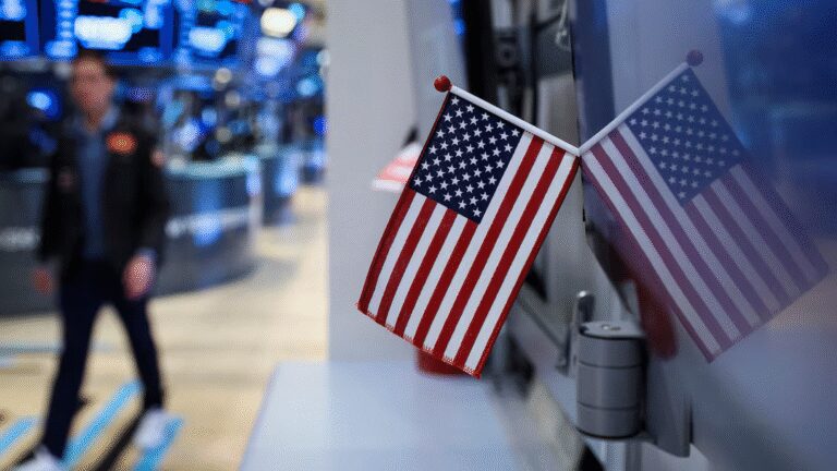 US stocks fall as markets retreat showing US stock market decline and investor retreat in equities